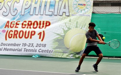 <p><strong>QUARTERFINALIST.</strong> Ezekiel Jucutan in action during his second-round match against Mark Andrei Jarata in the boys' 14-under category of the PSC-PHILTA National Age Group Championships at the Rizal Memorial Tennis Center on Thursday (December 20, 2018). Jucutan won, 6-1, 6-2, to reach the quarterfinal round.<em> (PNA photo by Jess Escaros)</em></p>