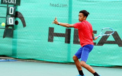<p><strong>SURIGAO CITY PRIDE.</strong> Rupert Ohrelle Tortal in action during the first round of the PSC-PHILTA National Age Group Championships at the Rizal Memorial Tennis Center on Wednesday. Tortal defeated Joewyn Pascua, 6-0, 6-2, to reach the semifinal of the boys' 14-under category. <em>(PNA photo by Jess Escaros)  </em></p>