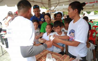 <p><strong>SERBISYO CARAVAN.</strong> Volunteers distribute food packs to the beneficiaries of Gobyerno Serbisyo Para sa Bayan program of the Office of the Presidential Assistant for the Visayas, in Cebu. <em>(Photo courtesy of Danjick Lim/OPAV)</em></p>