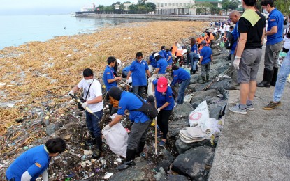 <p><strong>POLLUTED BAY.</strong> The polluted Manila Bay, a major fishing ground, gets a cleanup from volunteer groups and organizations in coordination with local and national government agencies. <em>(PNA file photo) </em></p>
