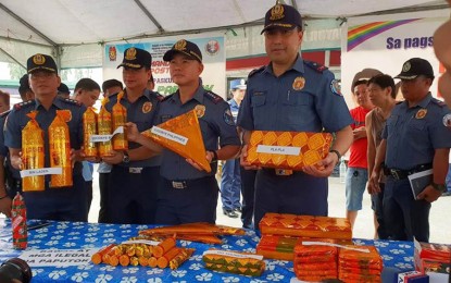 <p><strong>POLICE VISIT.</strong> Philippine National Police  (PNP) chief Director General Oscar David Albayalde (center) leads the inspection and visit to fireworks and pyrotechnics stores in Bocaue, Bulacan on Friday (December 28, 2018). Together with (from left) Bulacan PNP Provincial Director Chito Bersaluna,  Chief Supt. Valeriano De Leon of the Firearms and Explosive Office and PRO-3 Regional Director Chief Supt. Joel Napoleon Coronel. <em>(Photo by Manny Balbin)</em></p>
