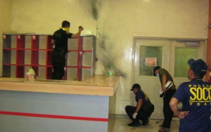 <p><strong>BOMB SEARCH.</strong> Army and police bomb disposal experts inspect the South Seas Mall baggage counter at the second floor where an improvised explosive device was also found and deactivated. <em><strong>(Photo by 6th ID)</strong></em></p>