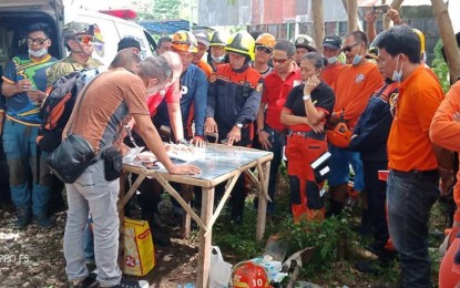 <p><strong>RESCUE PLAN.</strong> Rescuers map out a plan for the retrieval of three men buried underground after a tunnel they were digging collapsed on Jan. 2, 2019. <em>(Photo by Juancho Gallarde)</em></p>