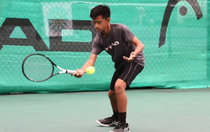 <p><strong>ON TRACK.</strong> Second seed Marc Andrei Jarata of La Union marched on to the boys' 14-under semifinal round after beating No. 6 Prince Patrick Salvacion of Quezon, 6-2, 6-4, in the Andrada Cup at the Rizal Memorial Tennis Center on Friday (Jan. 4, 2019). <em>(PNA photo by Jess Escaros)</em></p>
