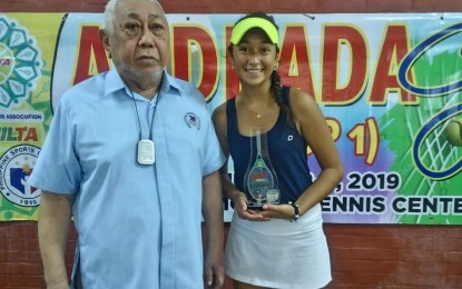 <p>CHAMPION. Filipino-Australian Crystal Mildwaters with former president of the Philippine Tennis Association (PHILTA), Col. Salvador Andrada. Mildwaters defeated Ma. Patricia Lim, 6-2, 6-0, to win the 18-under title in the 30th Andrada Cup Age Group Championships at the Rizal Memorial Tennis Center on Sunday (Jan. 6, 2019).<em> (Photo by Jean Malanum)</em></p>