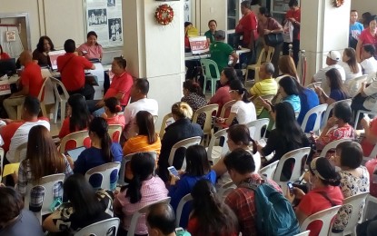 <p><strong>PAYING TAXES.</strong> Taxpayers queue at the one-stop-shop for renewal of business permit registration at the lobby of Bacolod City Government Center. The operations will run until January 20. <em>(Photo by Nanette L. Guadalquiver)</em></p>