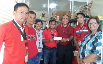 <p>Officials of the Municipal Agriculture Office of Bayambang get the PHP487,000 funds for the town's onion farmers from the officials of Agricultural Training Institute (ATI) Regional Office 1 (Ilocos). <em>(Photo courtesy of Zyra Orpiano's Facebook account)</em></p>