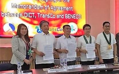 <p>Officials of the Department of Communications and Technology (DICT), Transmission Corporation (Transco) and the Benguet Electric Cooperative (Beneco) sign the memorandum of agreement (MOA) for the rollout of the 250MBps internet service to 14 pilot government offices in Baguio and La Trinidad town in Benguet province. In photo (L-R) are lawyer Rosan Rosero-Lee, Deputy Administrator of the National Electrification Administration (NEA); Beneco General Manager Gerardo Verzosa; Beneco Board president Rocky Aliping; DICT Undesecretary Denis Villorente; and DICT Assistant Secretary Alan Silor. <em>(Photo courtesy of Carlito Dar/ PIA-CAR)</em></p>