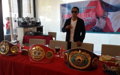 <p><strong>NUMBER 1 IN 4 DIVISIONS.</strong> Donnie Nietes makes a number four sign to signify his world boxing championships in four divisions before the start of his homecoming press conference in Bacolod City on Tuesday (January 8, 2019). <em>(Photo by Nanette L. Guadalquiver)</em></p>
<p><em> </em></p>