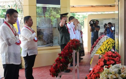 <p>Pangasinan Governor Amado Espino III (left) and 2nd district of Maguindanao Representative Zajid Mangudadatu (second from left) and other officials led the wreath-laying ceremony at the Veterans Park in Lingayen Pangasinan on Wednesday. <em>(Photo courtesy of Provincial Government of Pangasinan's official Facebook page) </em></p>