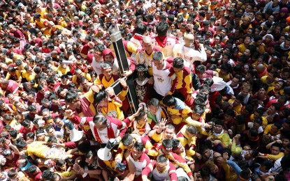 <p><strong>DEVOTION.</strong> Millions of devotees participate in the annual 'traslacion' or the procession of the Black Nazarene every January 9. Fr. Douglas Badong, parochial vicar of the Minor Basilica of the Black Nazarene says on Thursday (Oct. 1, 2020) said devotees must prepare for a different way of celebrating the annual feast due to the continuing threat of Covid-19. <em>(File photo)</em></p>