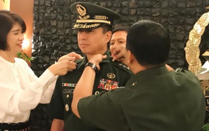 <p><strong>DONNING OF RANK</strong>. Armed Forces of the Philippines Chief of Staff General Benjamin Madrigal dons the rank of Lieutenant General to Central Command chief Noel Clement at the AFP General Headquarters, Camp Aguinaldo in Quezon City, Jan. 10, 2019. <em>(Photo courtesy of the Central Command/PIO)</em></p>