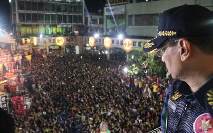 <p><strong>PEACEFUL TRASLACION 2019.</strong> National Capital Region Police Office chief Dir. Guillermo Eleazar looks at the crowd of devotees waiting for the arrival of the image of the Black Nazarene in Quiapo Church, Manila on Wednesday (Jan. 9, 2019). <em>(Photo courtesy of NCRPO PIO)</em></p>