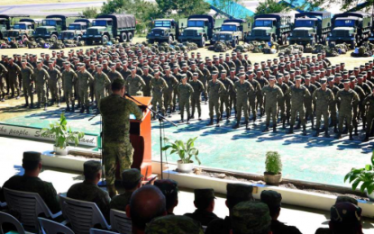 <p><strong>NEW SOLDIERS.</strong> Brigadier General Juvymax Uy, Army’s 6th Infantry Division deputy commander, addresses the 277 latest batch of soldiers who would be deployed in the division’s area of responsibility in Central Mindanao, <em><strong>(Photo by 6ID)</strong></em></p>