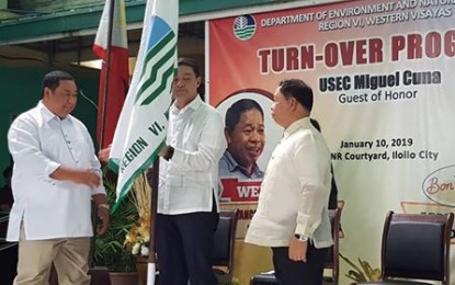 <p><strong>TURNOVER CEREMONY.</strong> Atty. Juan Miguel T. Cuna (center) DENR Undersecretary for Field Operations officiates the turnover ceremony between Assistant Secretary Jim Sampulna (left) and  incoming Western Visayas RED Francisco Milla Jr (right) during a ceremony held at the DENR6 courtyard , Iloilo  City on Thursday (January 10, 2019). <em>(Photo by Perla Lena) </em></p>