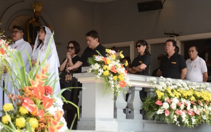 <p><strong>SINULOG FESTIVAL 2019.</strong> Cebu City Mayor Tomas Osmeña and wife, City Councilor Margarita (third and fourth from left, respectively), lead the official launching of the Sinulog Festival 2019 in a solemn mass presided by Msgr. Roberto Alesna (not in photo), at the Basilica Minore del Sto. Niño Pilgrim Center on Friday (Jan. 11, 2019). <em>(Photo from the Basilica Minore del Sto. Niño Facebook page)</em>    </p>