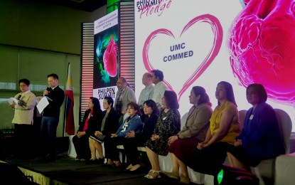 <p><strong>ONE WITH THE BATTLE.</strong> Department of Health Region IV-A (Calabarzon) Director Dr. Eduardo C. Janairo (leftmost) and Phil Society of Hypertension President Dr. Alberto A. Atilano led the pledge to the Cardiovascular Risk Assessment & Management Initiative at the Package of Non-Communicable Disease Interventions (PhilPEN)  Summit held at Taal Vista Hotel, Tagaytay City on Friday (Jan. 11, 2019). <em>(PNA photo by Gladys S. Pino)</em></p>