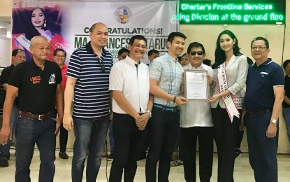 <p><strong>BEAUTY IN ANGELES CITY.</strong> Miss Tourism World Intercontinental 2019 Francesca Taruc receives a certificate of distinction from the Angeles City government led by Mayor Edgardo Pamintuan (third from right) and other city officials on Monday, Jan. 14, 2019. <em>(Photo courtesy of Angeles City Information Office)</em></p>
