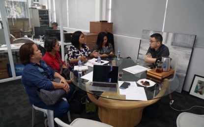 <p><strong>URBAN POOR SUMMIT.</strong> Evangeline Roche Abejo, vice chairman for Visayas of the National Urban Poor Sector Council and focal person of the Koalisyon ng mga Maralita-Cebu Chapter (center), and other urban sector leaders discuss with Office of the Presidential Assistant for the Visayas (OPAV) Assistant Secretary Anthony Gerard Gonzales  the Cebu-wide urban poor summit in Talisay City on Jan. 26, 2019. <em>(Photo by John Rey Saavedra)</em></p>