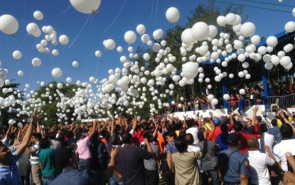 <p>Election candidates in Pangasinan for the May 2019 elections release white balloons to signify genuine intention to serve. <em>(Photo by Liwayway Yparraguirre)</em></p>