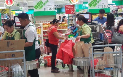 <p><strong>ECO-FRIENDLY MART.</strong> Inside a supermarket in Cagayan de Oro City, cashiers and baggers now use either paperbags or reusable "eco-bags" in wrapping the costumers' bought items and goods.<em> (Photo by Nef Luczon)</em></p>