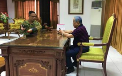 <p><strong>REWARD FOR BRINGING PEACE TO THE PROVINCE.</strong> Sultan Kudarat Governor Pax Mangudadatu tells Lt. Colonel Harold Cabunoc, 33rd Infantry Battalion commander, how happy he has been due to Army peace overtures in Sultan Kudarat. The governor  awarded the Army battalion with PHP1 million in cash on Friday (Jan. 18, 2019).<em>(Photo courtesy of 33rd IB)</em></p>