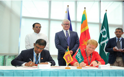 <p>Sri Lanka Ministry of Foreign Affairs Additional Secretary for Bilateral Affairs Sumith Nakandala (Ieft) and  Jacqueline Hughes, International Rice Research Institute (IRRI) Deputy Director General for Research sign the comprehensive work plan to advance Sri Lanka’s rice self sufficiency goals through joint research for development projects in the next five years. Witnessing the occasion are Sri Lanka President Maithripala Sirisena and IRRI’s Director General Matthew Morell, during the Head of State visit to the premier rice research institution’s headquarters in Los Baños, Laguna on Jan. 18, 2019. <strong><em>(Photo courtesy of IRRI)</em></strong></p>