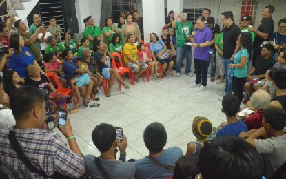 <p><strong>IMMEDIATE ASSISTANCE TO FIRE VICTIMS.</strong> Former Special Assistant to the President (SAP) Christopher Lawrence “Bong” Go and his supporters visit Barangay Pinyahan to distribute clothes, shoes, grocery items, food packs, meals, and cash assistance to fire victims affected families on Saturday (January 19, 2019).<em> (PNA Photo by Robert Oswald P. Alfiler)</em></p>