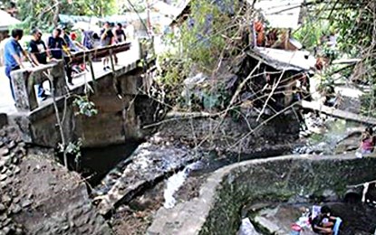 <p><strong>BAGUMBAYAN REHAB.</strong> Environment Secretary  Roy Cimatu inspects the Bagumbayan Bridge where a massive cleanup was carried out on Saturday (Jan. 19, 2019). He was joined by San Jose de Buenavista Mayor Elmer Untara.<em> (Photo courtesy of Dante Beriong)</em></p>