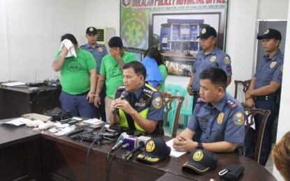 <p><strong>NABBED AT CHECKPOINT.</strong> Bulacan police director Senior Supt. Chito G. Bersaluna (holding microphone) presents the three suspects arrested at a checkpoint during a press conference held at Camp Gen. Alejo S. Santos on Thursday, January 24, 2019. Also in photo are Doña Remedios Trinidad police chief Senior Inspector Isabelo Mondejar <em>(Photo by Manny Balbin)</em></p>
