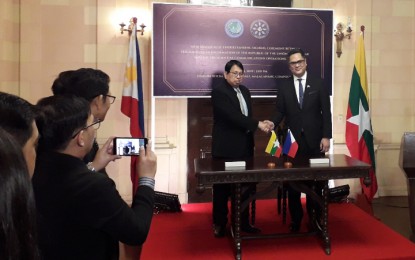 <div><strong>PH, MYANMAR SIGN MOU ON COMMUNICATION. </strong>Presidential Communications Operations Office (PCOO) Secretary Martin Andanar and Union Minister Pe Myint of the Myanmar Ministry of Information shake hands after the signing of a memorandum of understanding on media cooperation in Malacanang on Friday (Jan. 25, 2019). <em>(PNA photo by Joyce Ann L. Rocamora)</em></div>