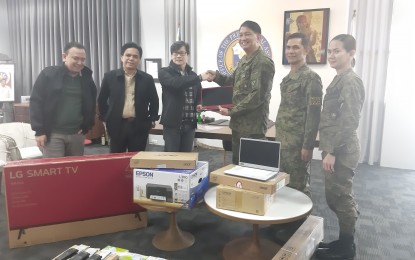 <p><strong>COMMS4PEACE</strong>. Brigadier General Ignacio Madriaga (fourth from left), chief of the 302nd Infantry Brigade recieves from Presidential Assistant for the Visayas Michael Lloyd Dino (third from left) communication gadgets, as Task Group Cebu commander Col. Noel Baluyan (fifth from left), Department of Interior and Local Government (DILG-7) Regional Dirctor Leo Trovela (second from left), and Cebu City Councilor Raymund Garcia (left) look on. <em>(Photo by John Rey Saavedra)</em></p>