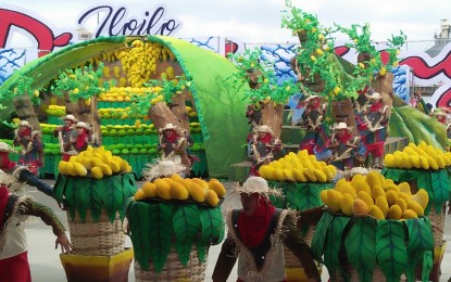 <p><strong>BEST PERFORMANCE.</strong> Hubon Mangunguma sang Manggahan Festival of Guimaras wows the audience with its perfomance during Dinagyang Festival's Fiesta Pilipinas competition and consequently bested seven other groups over the weekend.<em> (Photo by Perla Lena)</em></p>