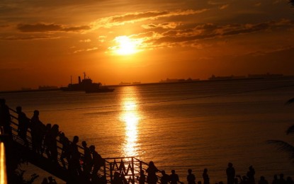 <p>The famous Manila Bay sunset <em>(PNA file photo)</em></p>