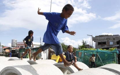 <p><strong>PLAYTIME.</strong> Children play on the streets under the heat of the sun. November 20 marks World Children’s Day and the 30th year of ratification of the United Nations Convention on the Rights of the Child.<em> (File photo)</em></p>
