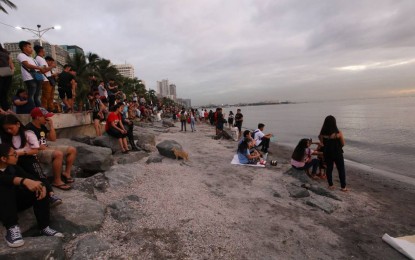 <p>(<em>PNA file photo of Manila Bay clean up</em>)</p>