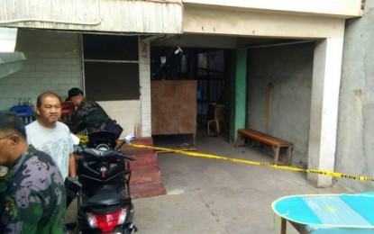 <p><strong>CRIME SCENE.</strong> Police probers seal off the roadside cafeteria where Cotabato City village councilman Abie Sumbad was gunned down Tuesday (Jan. 29) along Quezon Avenue. <em><strong>(Photo courtesy of Nhor Gayak – Brigada News FM Cotabato)</strong></em></p>