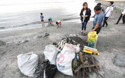 <p><strong>SAVING MANILA BAY. </strong>Few men volunteer to speed up Manila Bay's rehabilitation.  The three volunteers who came separately said they gathered up to 50 sacks of garbage daily since Monday. <em>(PNA photo by Rico Borja)</em></p>