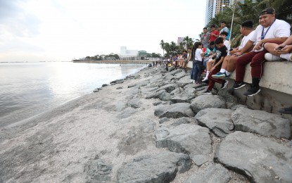 <p><strong>MANILA BAY.</strong> Photo of Manila Bay seawall along Roxas Boulevard after a massive clean-up drive as ordered by President Rodrigo Duterte in January last year. Duterte on Tuesday (Jan. 14, 2020) says he is not ready to approve the proposed reclamation projects in Manila Bay due to its possible adverse impact on the environment. <em>(PNA file photo)</em></p>