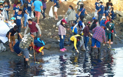 <p>Hundreds of volunteers join the clean-up activity in heavily-polluted Panalaron Bay and Mangon-bangon Creek in Tacloban City. <em>(Photo courtesy of Roel Amazona)</em></p>