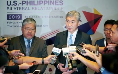 <p>US Ambassador to the Philippines Sung Kim (right) and Department of Foreign Affairs Undersecretary Enrique Manalo<em> (PNA photo by Ben Briones)</em></p>
