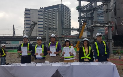 <p>The DOTr signs contract with <span style="font-weight: 400;">BF Corporation and </span><span style="font-weight: 400;">Foresight Development and Surveying Company Consortium for construction of Area A of common station linking LRT-1, MRT-3, MRT-7 and Metro Manila Subway. </span><em>(Photo by Aerol John B. Patena)</em></p>