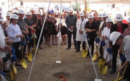 <p>Former Vice Mayor Luis Bonguyan and Davao Medical School Foundation Inc. officials prepare to lay down the capsule for the 10-story hospital building in Bajada Hills on Thursday. <em><strong>(Photo courtesy of DMSFI)</strong></em></p>
