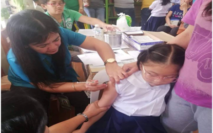 <p><strong>MEASLES VACCINATION</strong>.While Health Secretary Francisco Duque III is looking into mandatory vaccination in schools, the DOH and the Department of Education have agreed to "screen the students and ask for their parent's consent for the vaccination".</p>