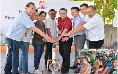 <p>Batangas City Mayor Beverley Rose Dimacuha (3rd from left) and Batangas 5th District Rep. Marvey Mariño (2nd from left) leads in the historic ceremonial switch-on of the famous Isla Verde, with former DPWH Secretary Rogelio Singson, now president and chief executive officer of MERALCO Powergen Corporation; Barangay San Agapito chair Edmar Rieta, DOE Undersecretary Felix William Fuentebella, USAID-Philippines Deputy Office Chief for Environment and Mission Disaster Relief Paul Aiyong Seong and MERALCO head of networks Ronnie Aperocho on Feb. 15, 2019. <strong><em>(Photo courtesy of Batangas CIO)</em></strong></p>