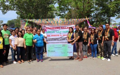<p><strong>ASSISTANCE.</strong> North Cotabato Governor Emmylou Mendoza hands over a proxy check worth PHP5-million for the city's OFW village. <em><strong>(Photo by Kidapawan CIO)</strong></em></p>