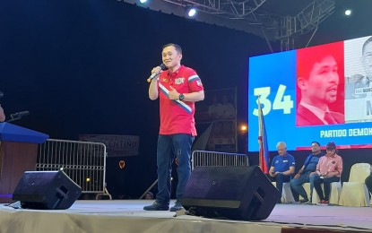 <p><strong>WOOING CEBUANOS.</strong> Senatorial candidate Christopher Lawrence "Bong" Go, who is a former Special Assistant to President Rodrigo Duterte, wooes the crowd at the campaign sortie of the ruling party PDP-Laban at the Plaza Independencia, Cebu City, Feb. 24, 2019. <em>(Photo by John Rey Saavedra)</em></p>