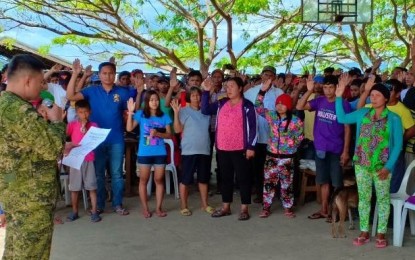 <p>Residents of Barangay Carol-an in Kabankalan City, Negros Occidental take an oath of allegiance to the Philippine Constitution before Lt. Col. Egberto Dacoscos, commanding officer of the 62nd Infantry Battalion, during the town hall meeting held in their village on Sunday. (<em>Photo courtesy of 62nd Infantry Battalion, Philippine Army)</em></p>
<p> </p>