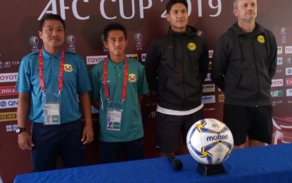<p>Ceres-Negros head coach Risto Vidakovic (right) with goalkeeper Roland Muller (2<sup>nd</sup> from right), and Shan United head coach Min Thu (left) and defender David Htan during the pre-match press conference for the AFC Cup 2019 in Bacolod City on Monday afternoon. <em>(PNA photo by Nanette L. Guadalquiver)</em></p>