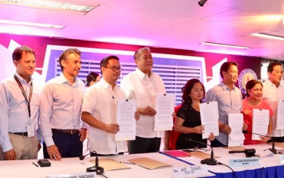 <p>The Department of Transportation (DOTr), through the Philippine Ports Authority, signs a memorandum of understanding, in collaboration with the National Housing Authority, local government unit of Manila, International Container Terminal Services, Inc., and the Manila North Harbor Port, Inc., to donate five-hectare land for the relocation of informal settlers in Isla Puting Bato in Manila. <em>(Photo courtesy of the DOTr)</em></p>
